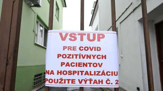 Slovenské nemocnice hlásia nové maximá. V Galante pribúdajú aj mladší pacienti