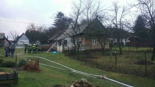 Pri požiari domu neďaleko Turčianskych Teplíc zomrel jeden človek