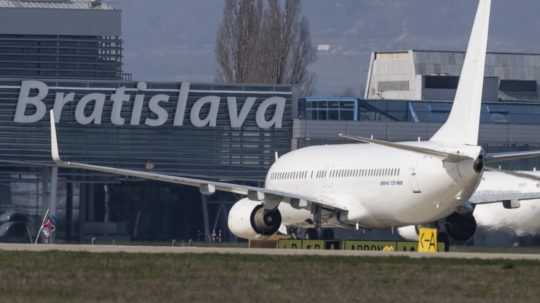 Na snímke lietadlo na Letisku M. R. Štefánika v Bratislave.