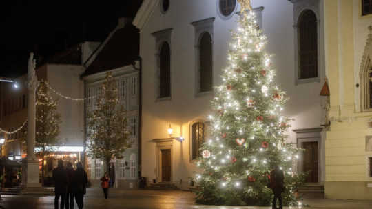 Bratislava chce posilniť vianočnú atmosféru v uliciach dotáciou na svetielka