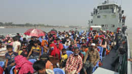 Bangladéš presídľuje Rohingov, viac ako 1 600 ich dorazilo na odľahlý ostrov
