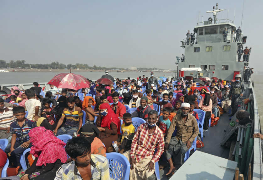 Bangladéš presídľuje Rohingov, viac ako 1 600 ich dorazilo na odľahlý ostrov