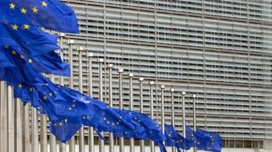 Na snímke vlajky EÚ