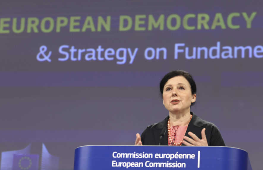 EÚ chce prísnejšie tresty za šírenie dezinformácií