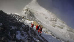 Čína a Nepál nanovo odmerali Mount Everest, je takmer o meter vyšší