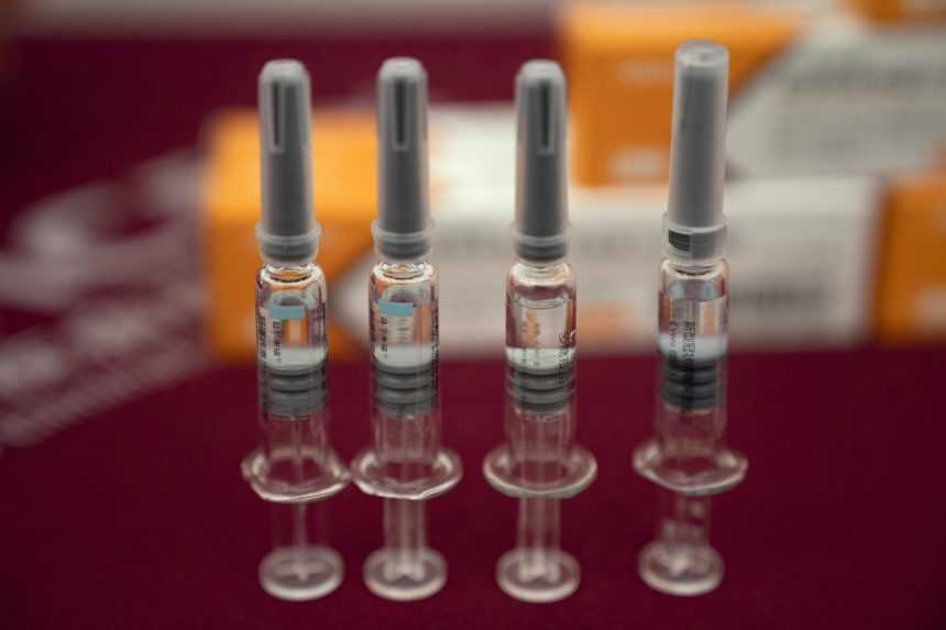 Proti koronavírusu zabojuje aj čínska vakcína. Zaregistrovali ju v Spojených arabských emirátoch
