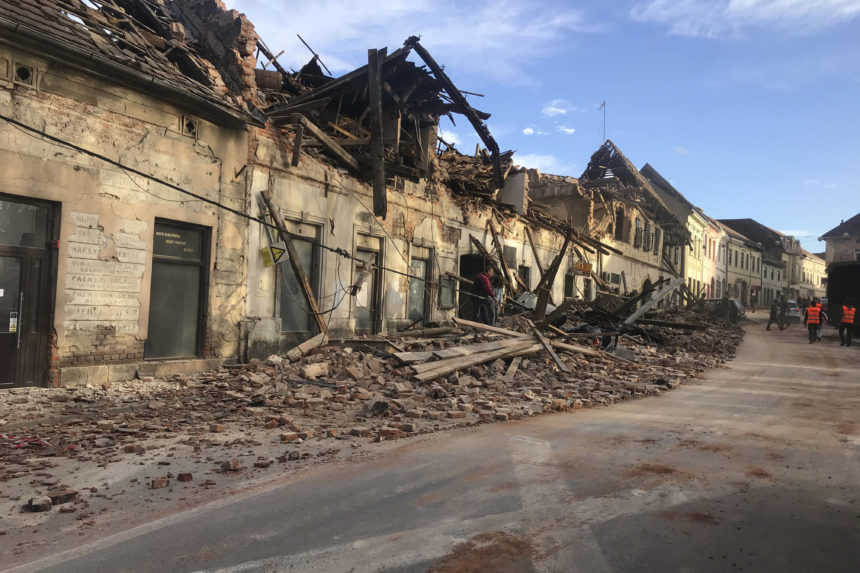Zemetrasenie v Chorvátsku zničilo stovky budov, do zeme prúdi pomoc spoza hraníc