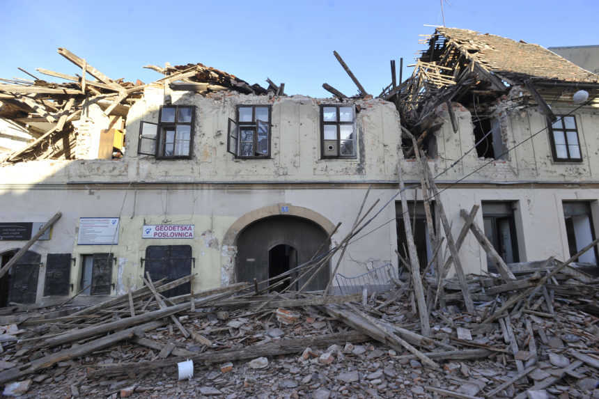 Zemetrasenie v Chorvátsku zničilo stovky budov, do zeme prúdi pomoc spoza hraníc