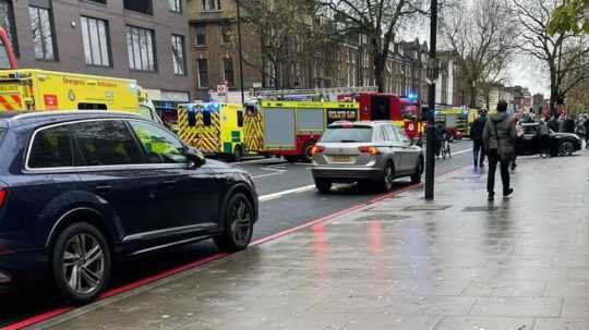 V Londýne vyšlo auto na chodník, zrazilo niekoľkých chodcov