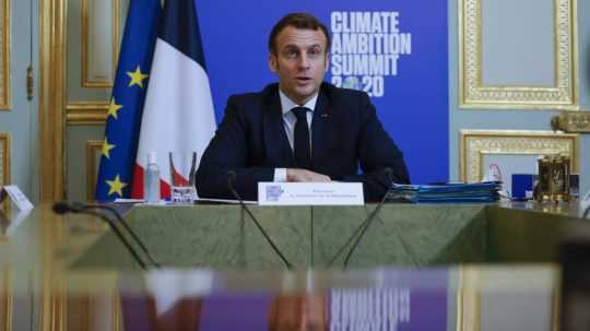 Macron má koronavírus, povinnosti si bude plniť z karantény