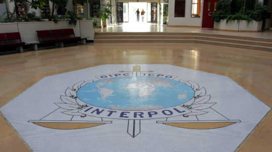 Vstup do budovy Interpolu v Lyone.