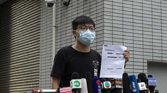 Hongkonského aktivistu Joshuu Wonga čínsky súd poslal za mreže