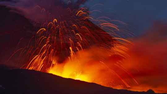 Etna chŕlila lávu, popol pokryl ulice ostrovných miest