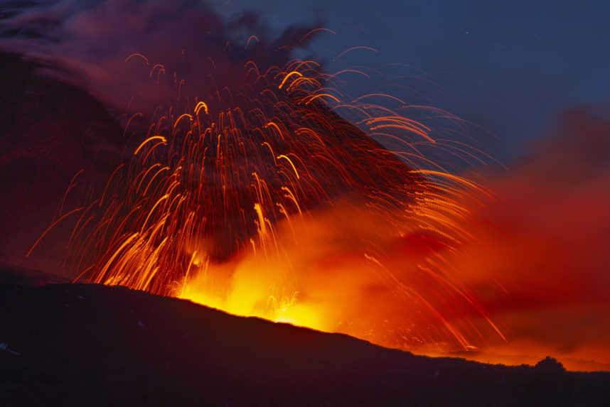 Etna chŕlila lávu, popol pokryl ulice ostrovných miest