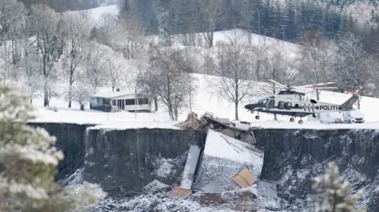 Po zosuve pôdy v Nórsku hľadajú desať nezvestných