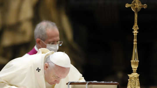 Dvaja kardináli blízki pápežovi sa nakazili koronavírusom