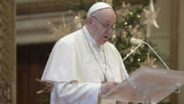 Pápež neodslúži novoročnú bohoslužbu. Trápia ho bolesti