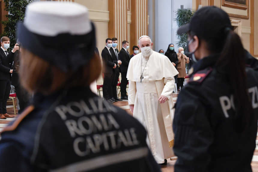 Pápež sa po operácii zotavuje normálne, vyšiel si na prechádzku, oznámil Vatikán