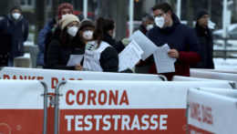 Rakúsko spustilo masové testovanie, chce sa vyhnúť ďalším lockdownom