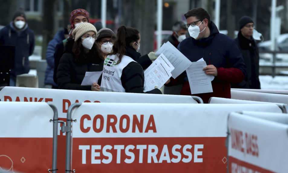Rakúsko spustilo masové testovanie, chce sa vyhnúť ďalším lockdownom