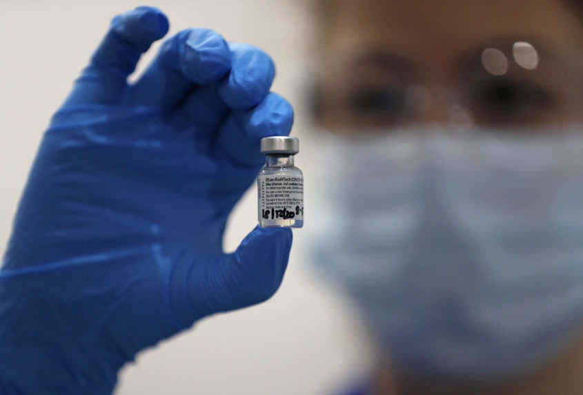 Pfizer a Moderna zisťujú, či ich vakcíny budú účinné aj proti zmutovanej verzii koronavírusu