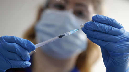 Británia varuje alergikov pred podaním vakcíny proti COVID-19