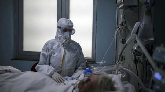 Všeobecní lekári upozorňujú: Presuny naprieč Slovenskom zvyšujú riziko nákazy