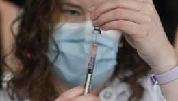 Vakcínu proti COVID-19 dostalo v Británii už takmer 140 000 ľudí