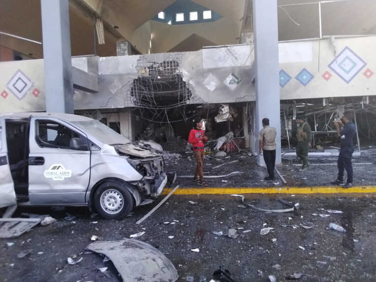 Výbuch na letisku v Jemene neprežilo 25 ľudí