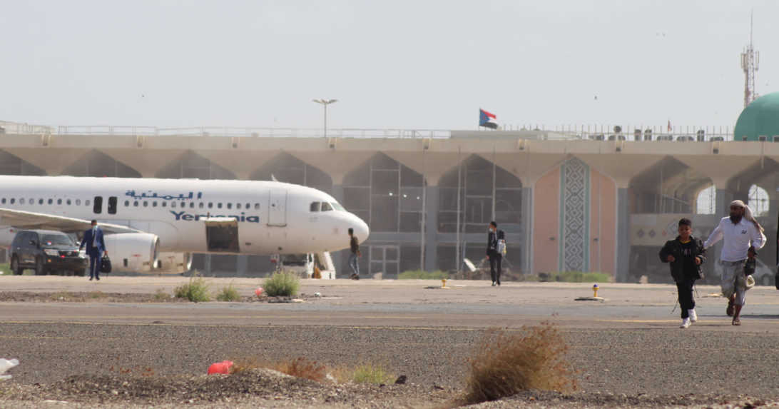 Výbuch na letisku v Jemene neprežilo 25 ľudí