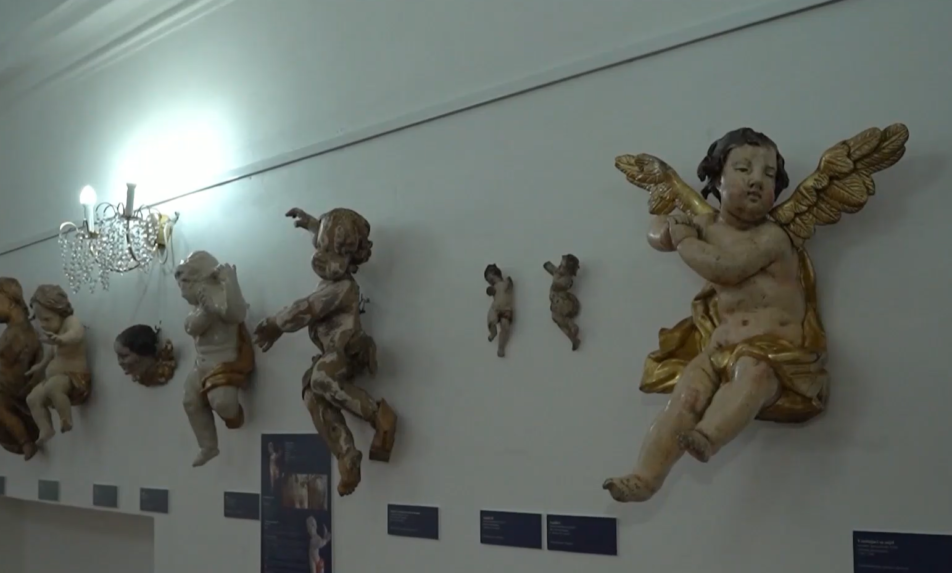 V Hanušovskom kaštieli otvorili anjelskú výstavu