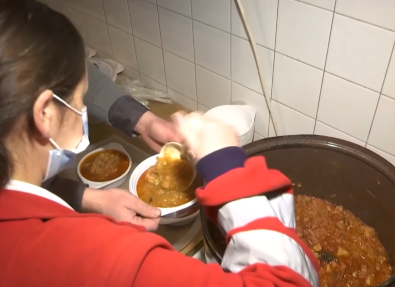 V Banskej Bystrici navarili kapustnicu pre ľudí bez domova