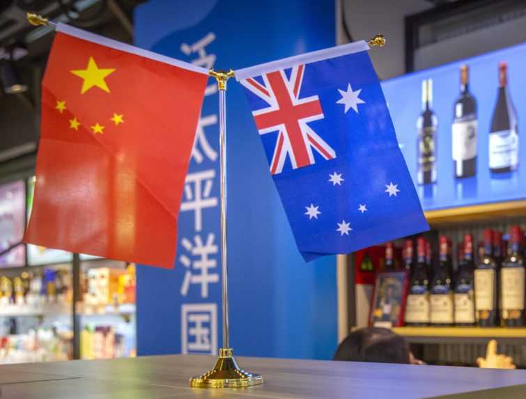 Čína sa za fotografiu austrálskeho vojaka s krvavým nožom neospravedlní
