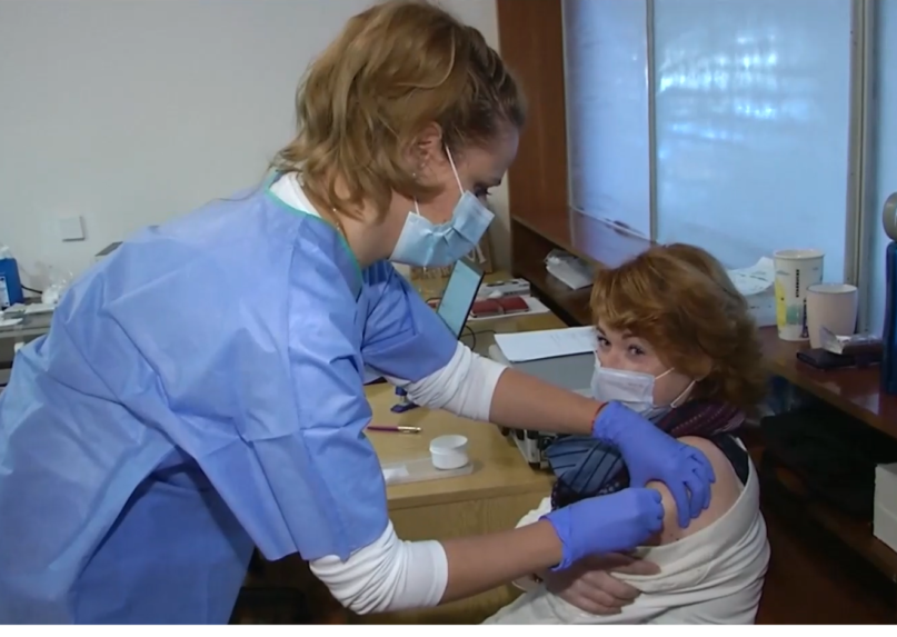 V Banskej Bystrici očkovali ako prvých lekárov v prvej línii