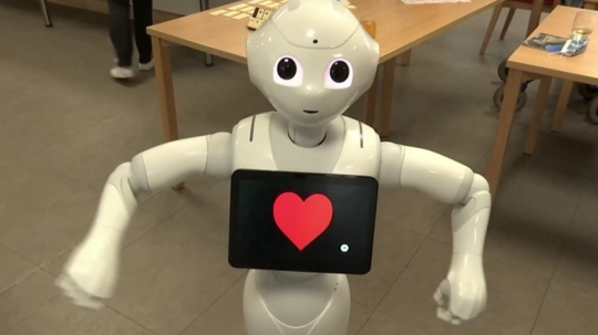 Japonský robot vie rozlíšiť kultúrne zvyky, náladu aj záľuby