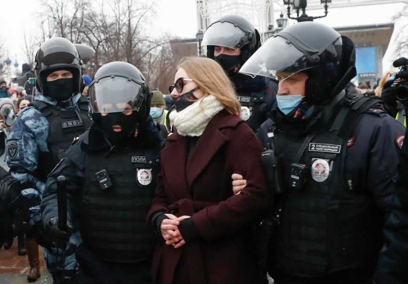 Polícia zadržala Navaľného spolupracovníkov, prehľadala byty aj štúdio v Moskve