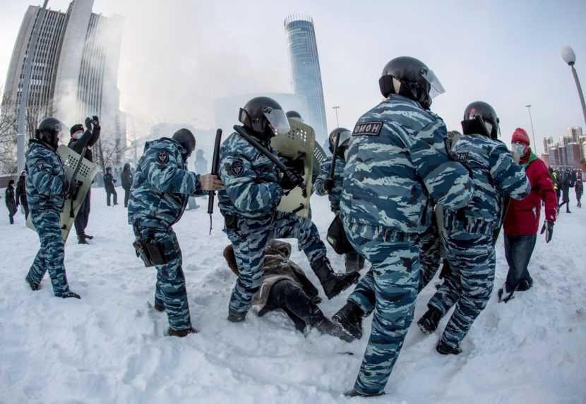 V Rusku po protestoch pozatýkali stovky ľudí, Navaľného tím avizuje ďalšie zhromaždenia