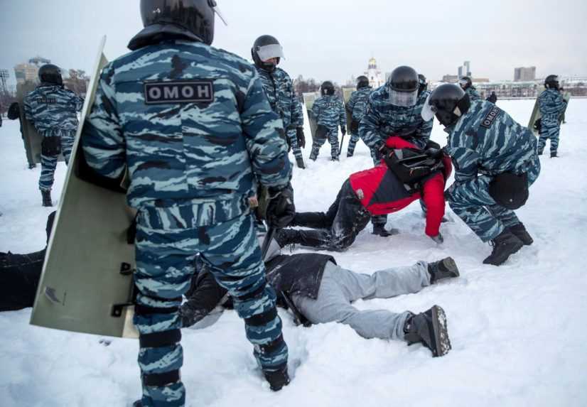 Polícia zadržala Navaľného spolupracovníkov, prehľadala byty aj štúdio v Moskve