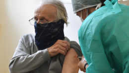 Iba približne jeden z troch seniorov na Slovensku je zaočkovaný aj druhou dávkou