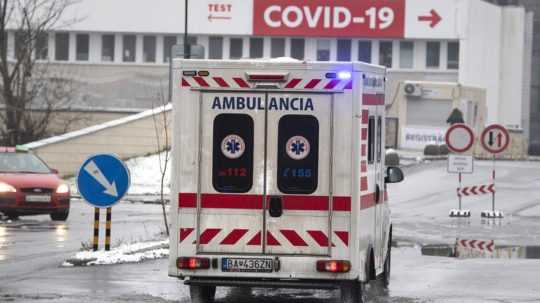 Vodiči sanitiek stále nedostali sľúbenú odmenu 350 eur