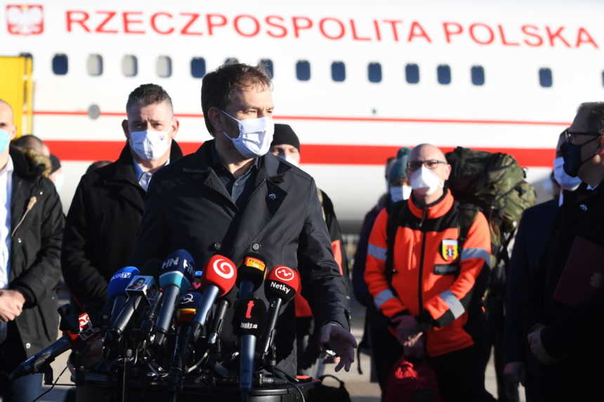 Premiér privítal poľských zdravotníkov, ktorí budú Slovensku pomáhať s testovaním