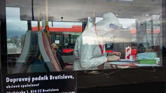 Bratislava testovala na letisku aj v električkách, čakacie doby boli minimálne