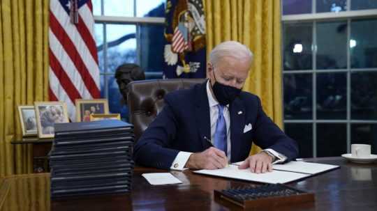 Biden prikázal nosiť rúška a nariadil návrat USA k parížskej klimatickej dohode