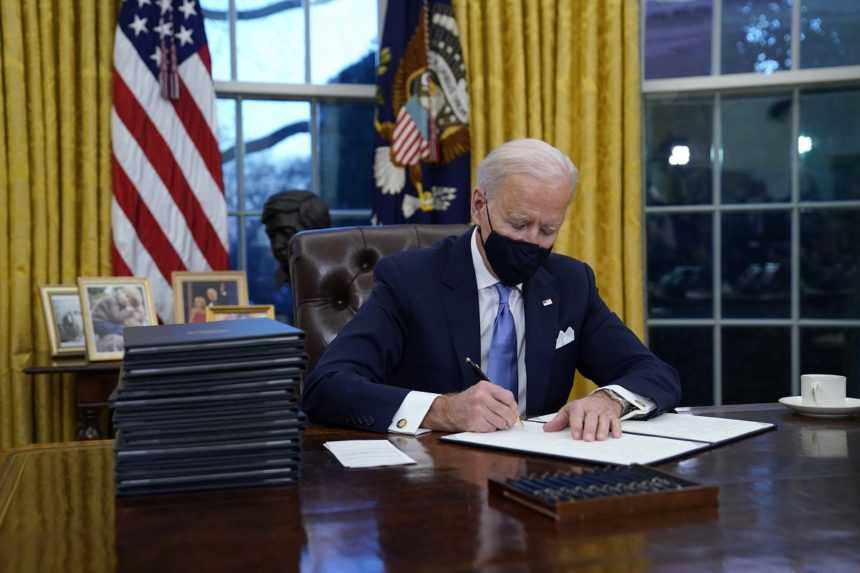 Biden prikázal nosiť rúška a nariadil návrat USA k parížskej klimatickej dohode