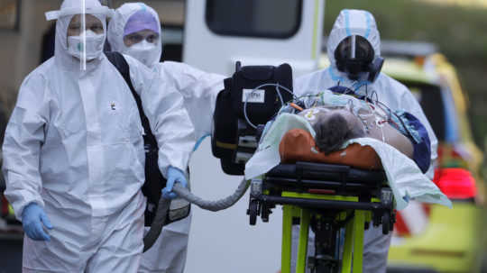 Členovia krízového štábu aj rezort zdravotníctva sa vyhýbali zodpovednosti za pandémiu
