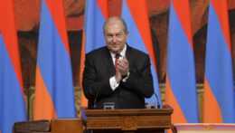 Arménsky prezident sa nakazil koronavírusom, karanténu strávi v Británii