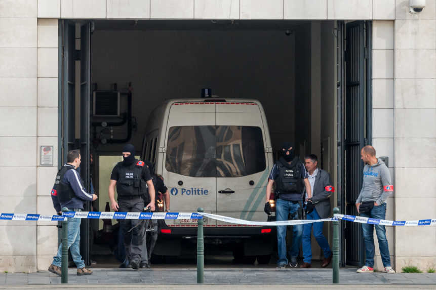 Obvinení z útokov na letisku v Bruseli sa postavia pred súd