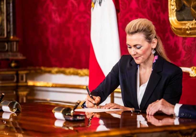 Rakúska ministerka práce podala demisiu pre podozrenie z plagiátorska