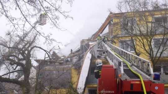 Neďaleko Viedne explodovala bytovka, hrozí jej zrútenie