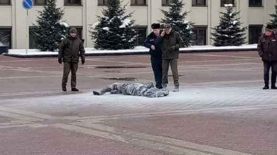 V Minsku sa na námestí podpálil muž, je v bezvedomí